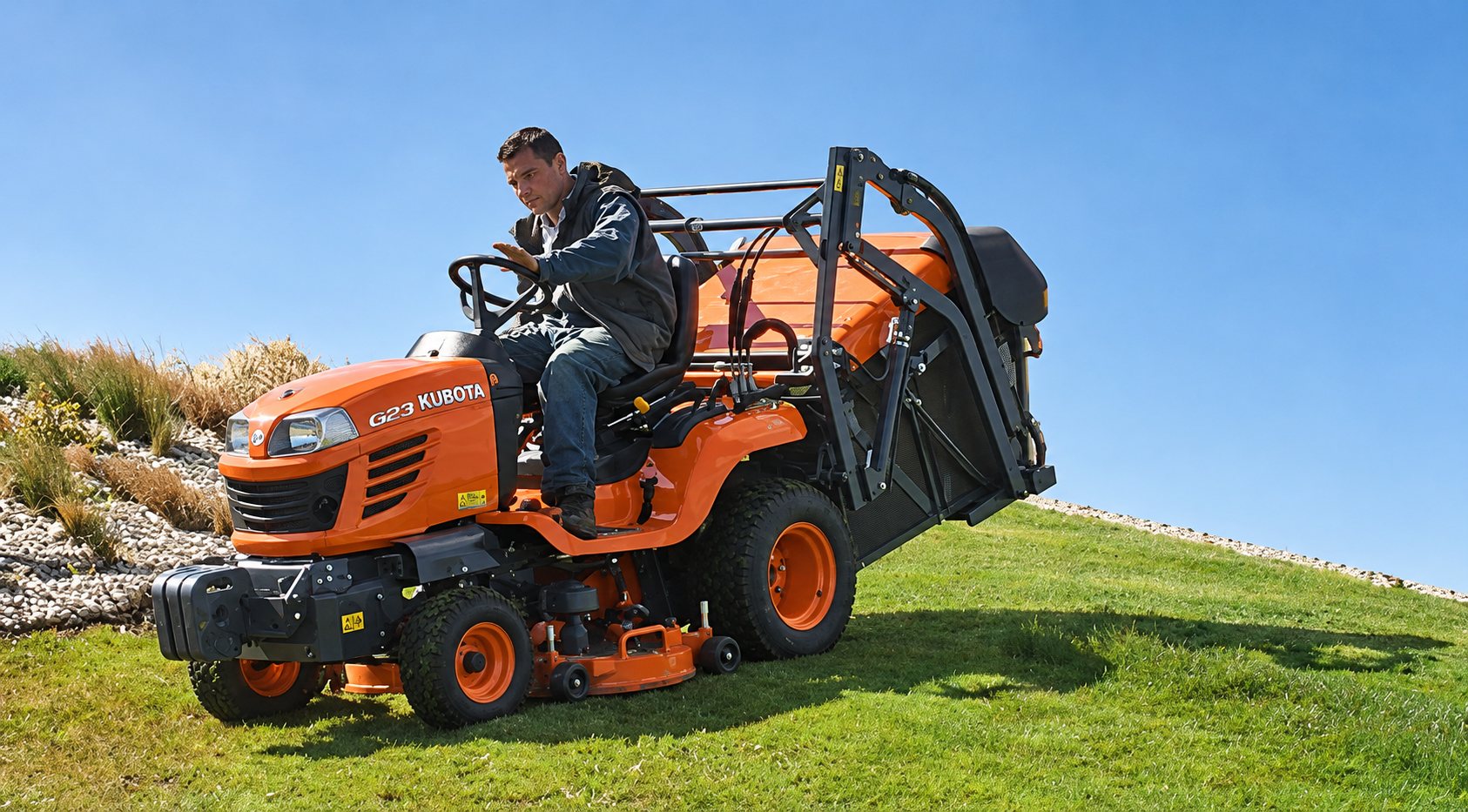 Tonte d’un talus engazonné avec une tondeuse autoportée orange